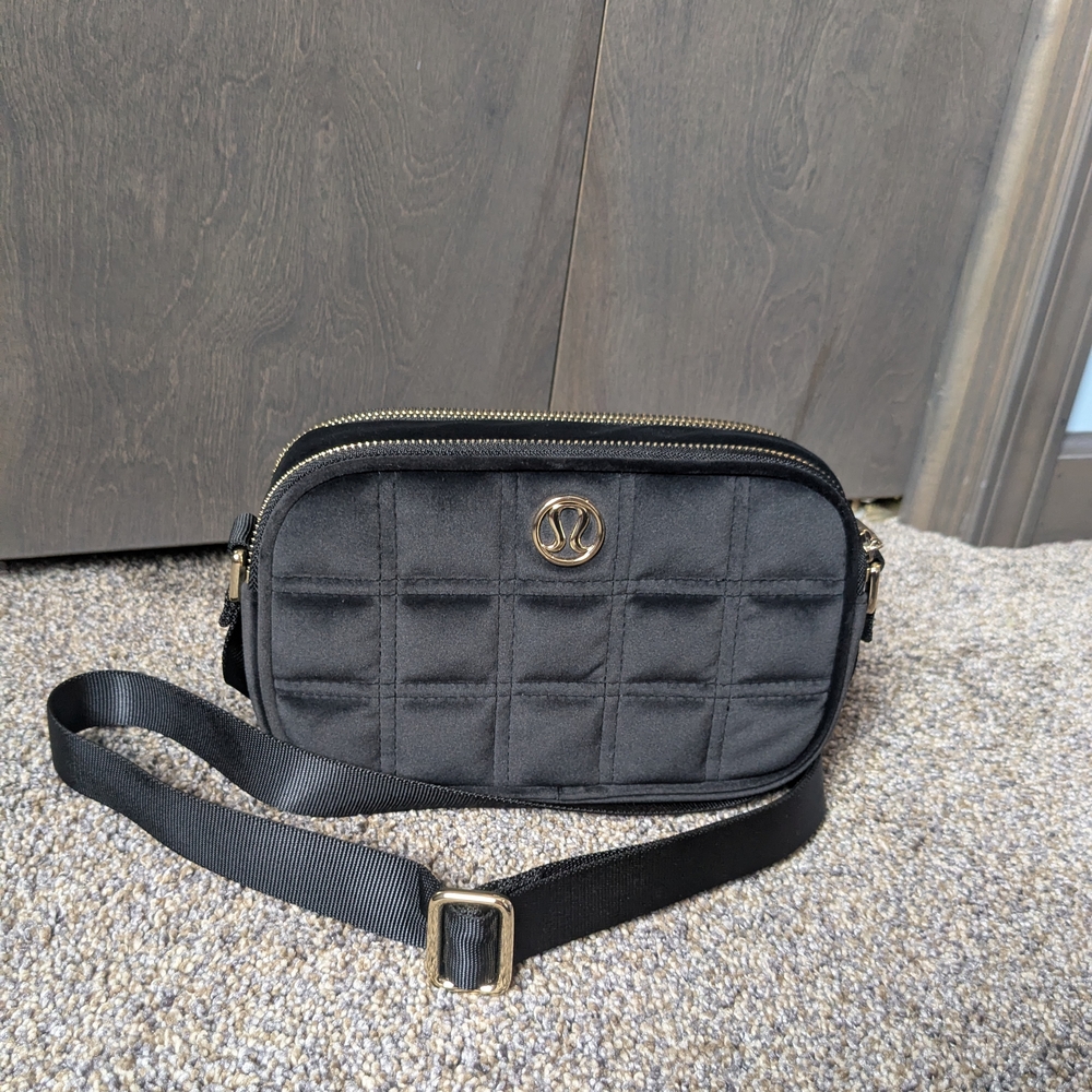 Lululemon Crossbody Camera Bag - 2L Quilted Velour - Picture 2 of 9